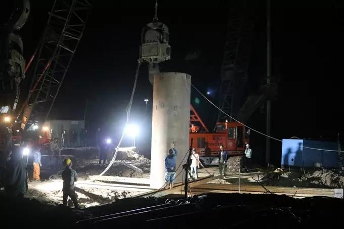 Sao Việt cầu nguyện bé trai rơi vào trụ bê tông gặp được phép màu-11