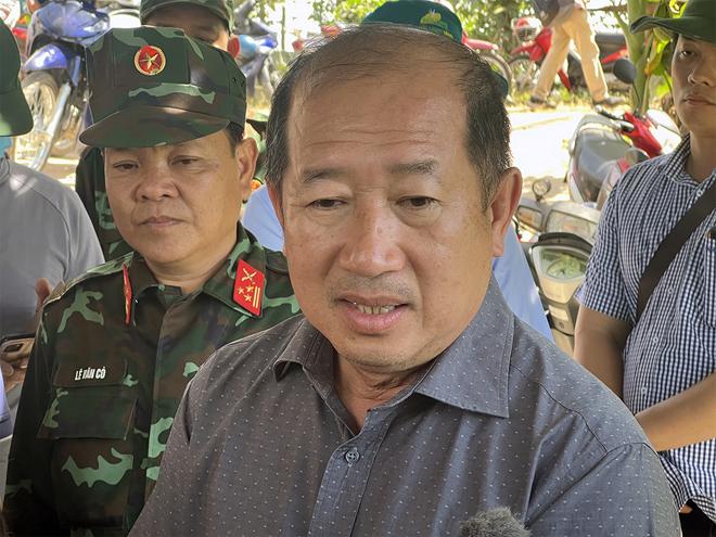 Nội soi xác định vị trí, cắt từng đoạn đưa bé bị lọt trụ bê tông ra ngoài-1