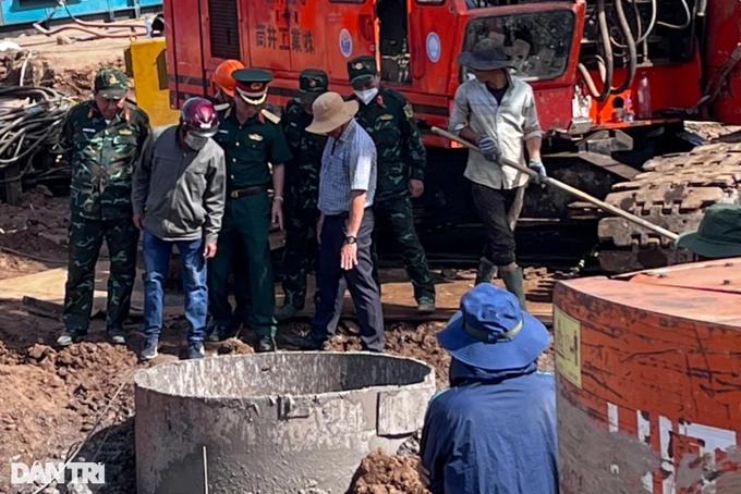 Nội soi xác định vị trí, cắt từng đoạn đưa bé bị lọt trụ bê tông ra ngoài-2