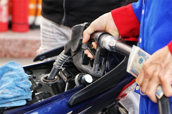 Giá xăng vượt 22.000 đồng/lít-1