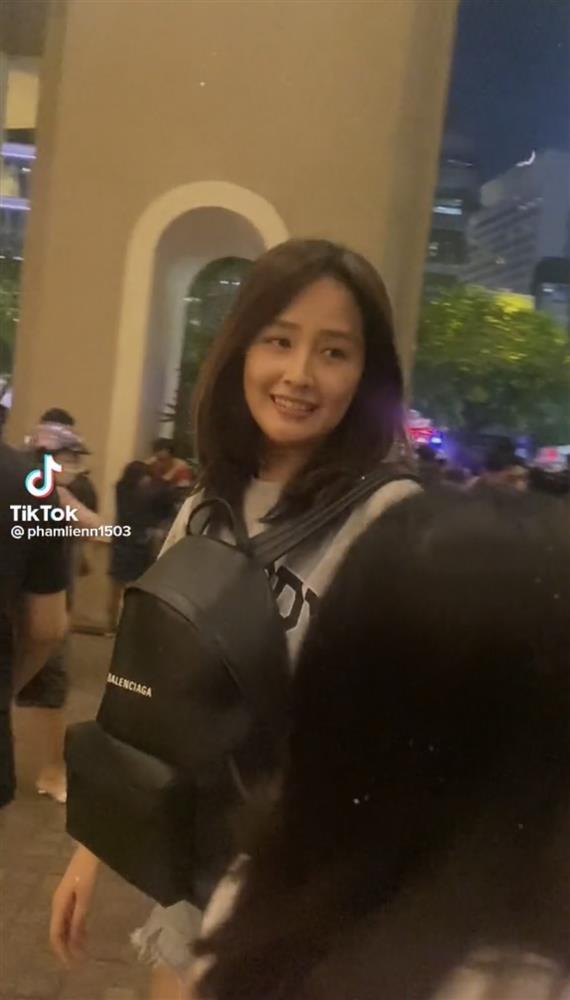 Mai Phương Thúy để mặt mộc, xuống phố xuề xòa như học sinh cấp 3-3