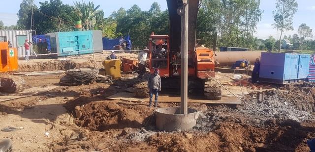 Giải cứu bé trai rơi xuống trụ bê tông gặp khó, tính phương án phụ-1