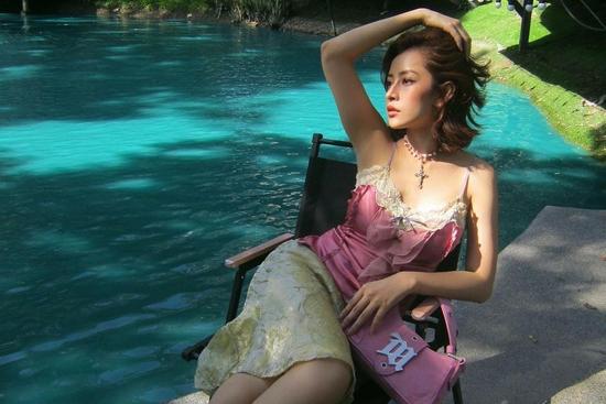 Chi Pu chăm mặc 'đồ ngủ' ren không nội y như năm 2000