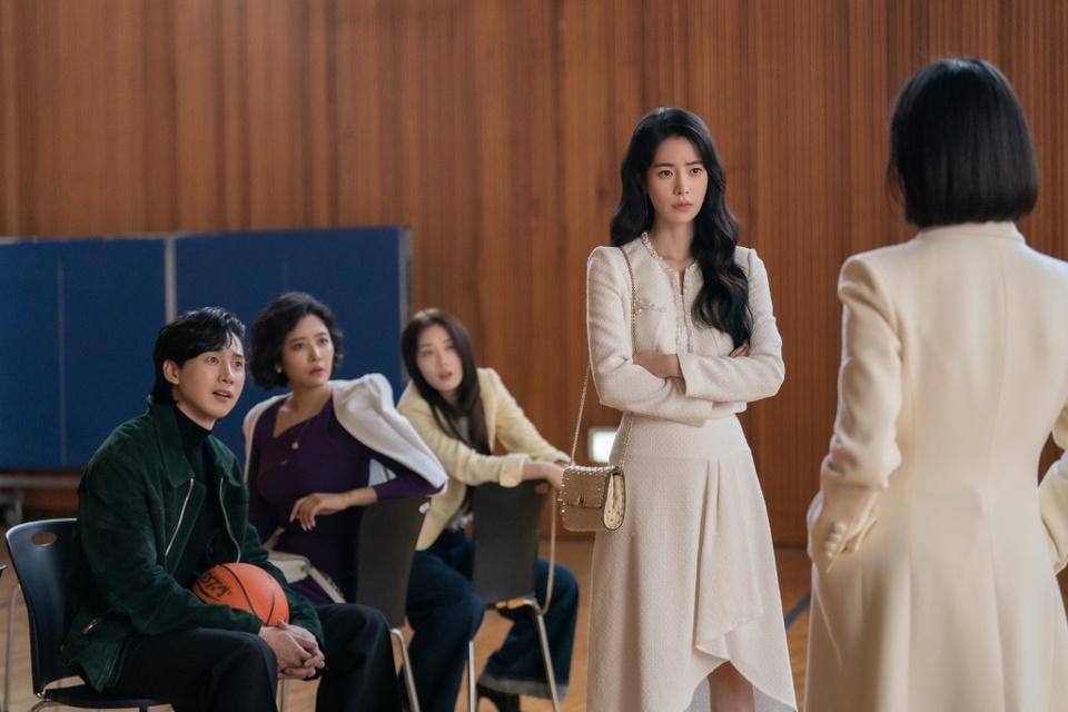 Bóc giá đồ hiệu đắt tiền của Song Hye Kyo và dàn diễn viên The Glory-4