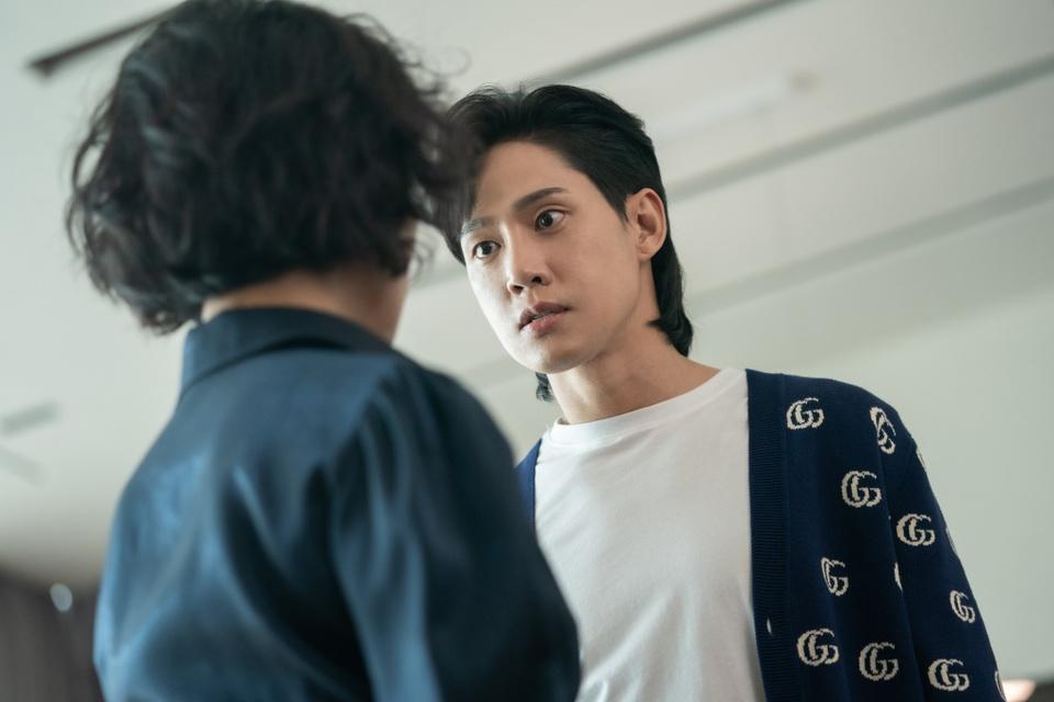 Bóc giá đồ hiệu đắt tiền của Song Hye Kyo và dàn diễn viên The Glory-8