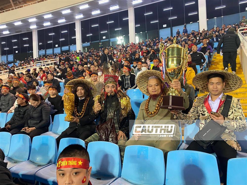 Bật cười nhóm cổ động viên hóa trang cực DỊ cổ vũ tuyển Việt Nam-1