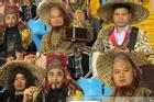 Bật cười nhóm cổ động viên hóa trang cực DỊ cổ vũ tuyển Việt Nam