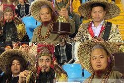 Bật cười nhóm cổ động viên hóa trang cực DỊ cổ vũ tuyển Việt Nam
