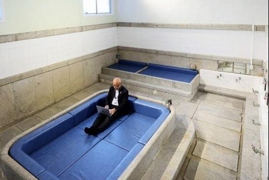 Biến nhà tắm bỏ hoang thành văn phòng làm việc ở Nhật Bản