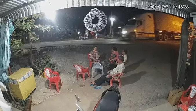 Clip: Hoảng hồn 2 phụ nữ bị ô tô tông trong nháy mắt-1