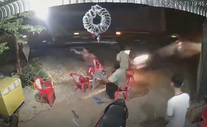 Clip: Hoảng hồn 2 phụ nữ bị ô tô tông trong nháy mắt-2