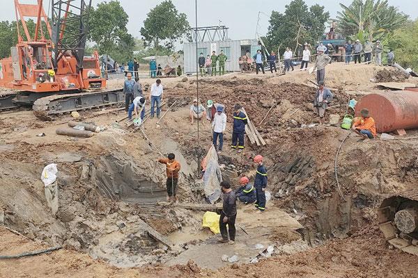 Vụ bé trai rơi xuống trụ bê tông: Dự kiến 8 giờ sáng nay nhổ cọc-1