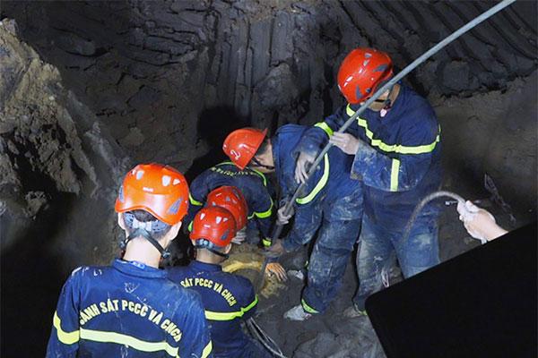 Vụ bé trai rơi xuống trụ bê tông: Dự kiến 8 giờ sáng nay nhổ cọc-3