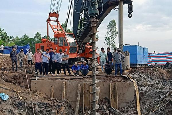 Vụ bé trai rơi xuống trụ bê tông: Dự kiến 8 giờ sáng nay nhổ cọc-2