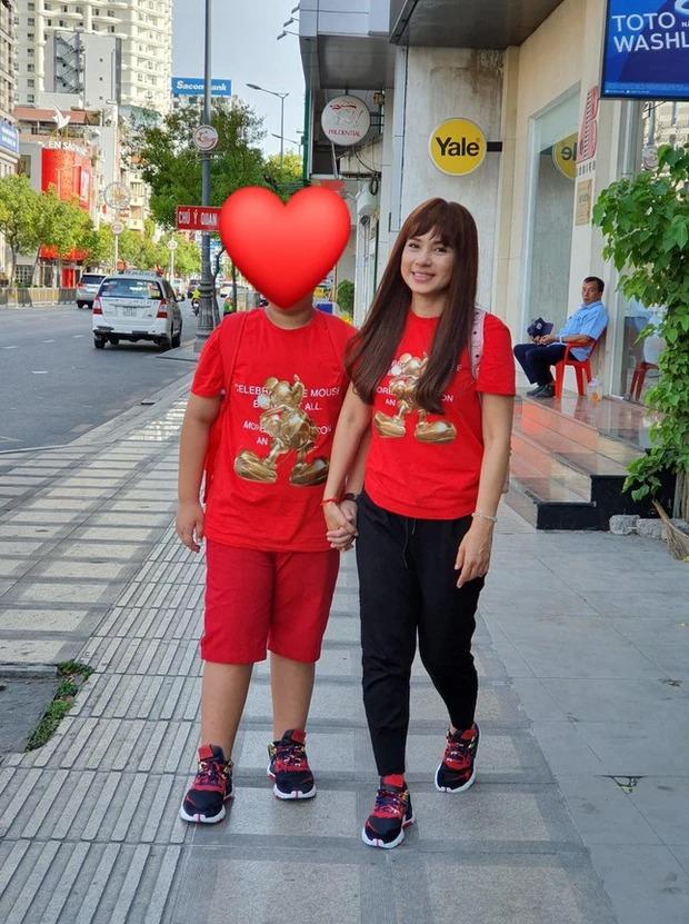 Việt Trinh mặc đồ đôi, vi vu du lịch chung nhưng luôn giấu mặt con-3