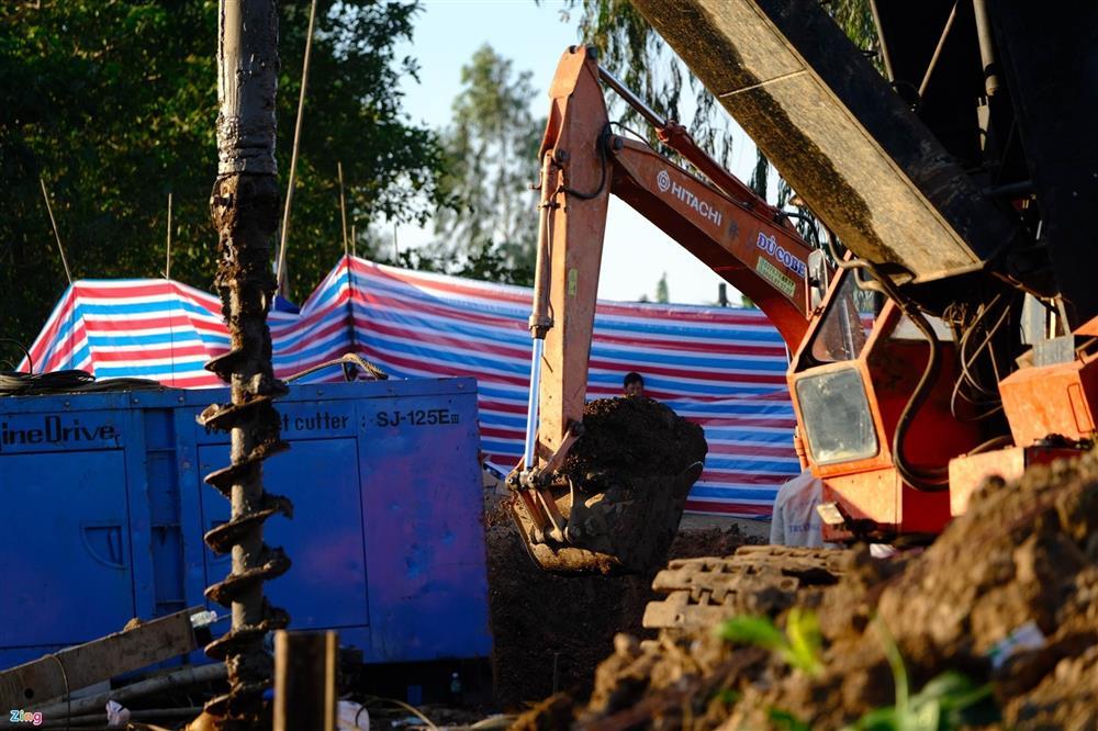 Người dân cầu nguyện, mong bé trai 10 tuổi được đưa ra khỏi ống cọc-3