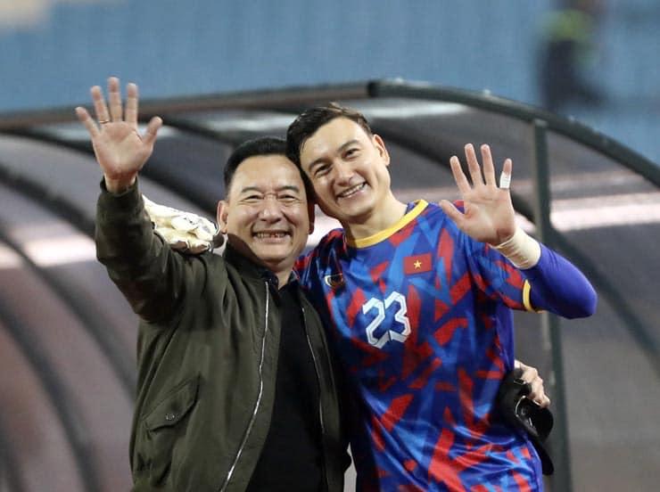 Bố Đặng Văn Lâm lộ diện hiếm hoi, ra sân cổ vũ con trai thi đấu-1