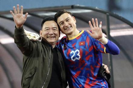 Bố Đặng Văn Lâm lộ diện hiếm hoi, ra sân cổ vũ con trai thi đấu
