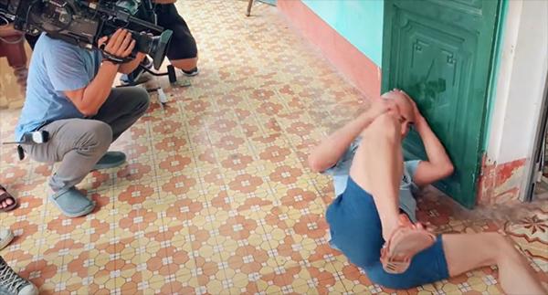 Diễn lăn xả như sao Việt: Hết va đầu vào cửa đến quay cưỡng hiếp 35 lần-10