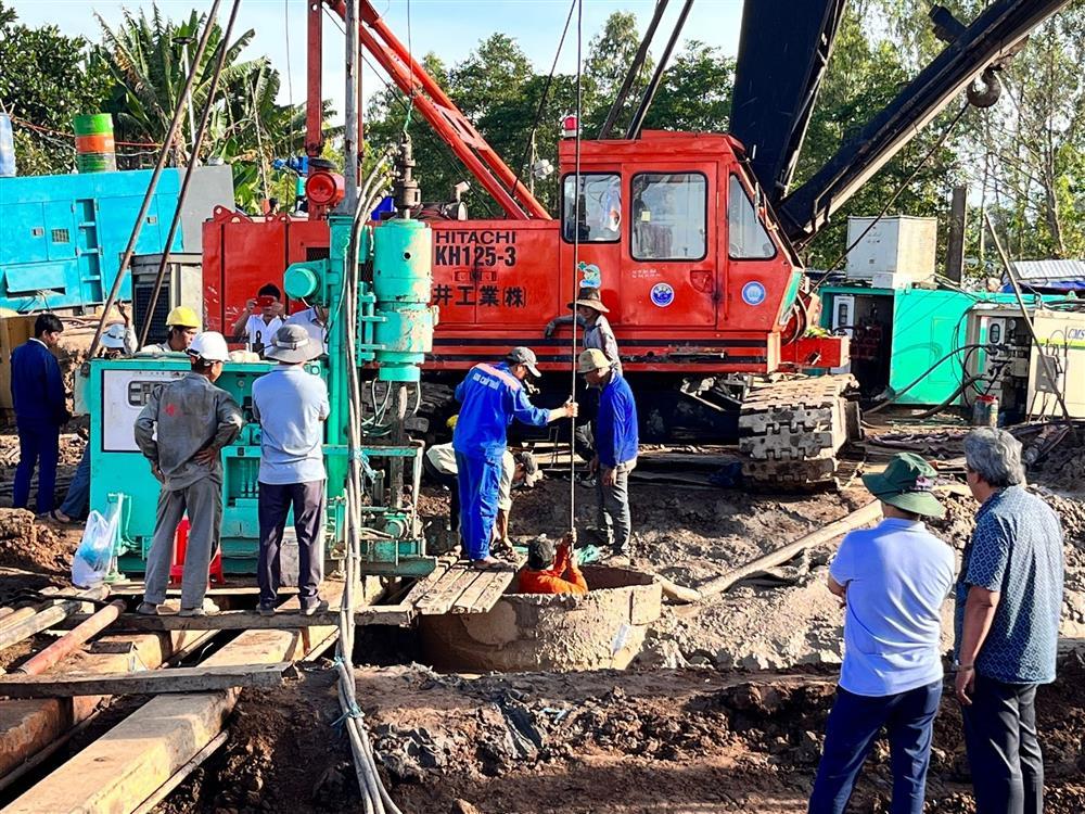 Bé 10 tuổi rơi vào trụ bê tông: Chiều rộng trụ chỉ vừa 1 viên gạch?-2