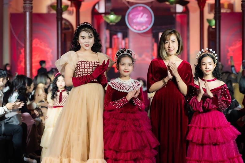 Á hậu Thể thao Việt Nam 2022 kiêu sa trong show diễn năm mới-5