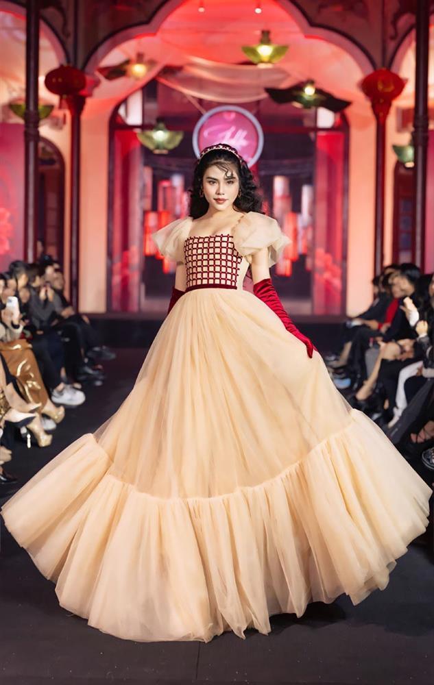 Á hậu Thể thao Việt Nam 2022 kiêu sa trong show diễn năm mới-2