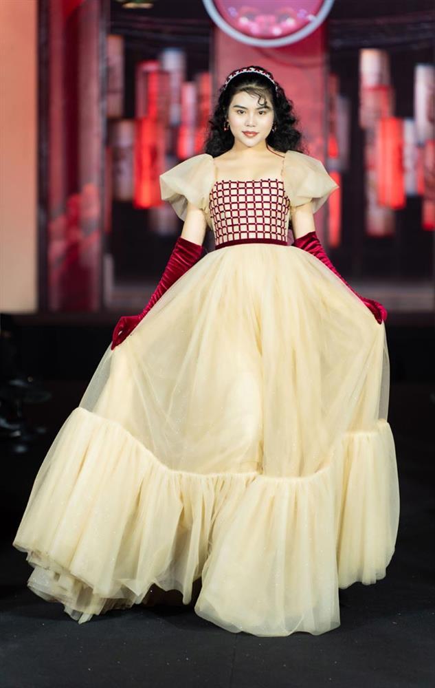 Á hậu Thể thao Việt Nam 2022 kiêu sa trong show diễn năm mới-3