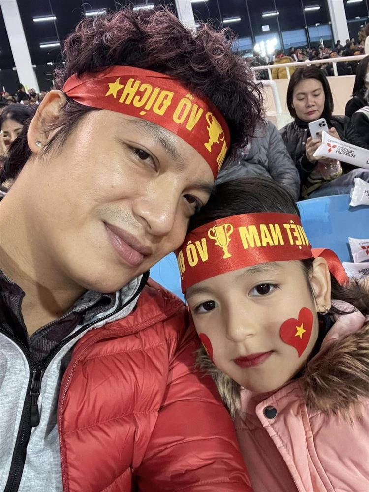 Danh tính bé gái cực yêu gây bão trận Việt Nam gặp Myanmar-3