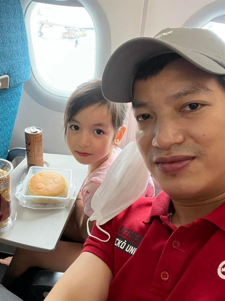 Danh tính bé gái cực yêu gây bão trận Việt Nam gặp Myanmar-2