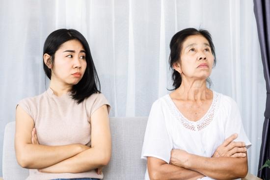 Vợ phát cáu khi chồng đưa tiền cho mẹ nhiều gấp 10 lần mình