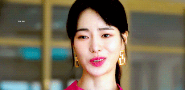 Đối thủ của Song Hye Kyo bị bóc phốt lườm nhân viên