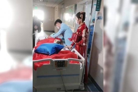 Xúc động vợ chồng mới cưới vái lạy cha ở phòng chăm sóc đặc biệt