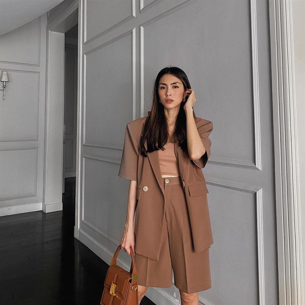 Hà Tăng gây bất ngờ với eo bé tí, nổi cả múi sau 3 lần đẻ-6