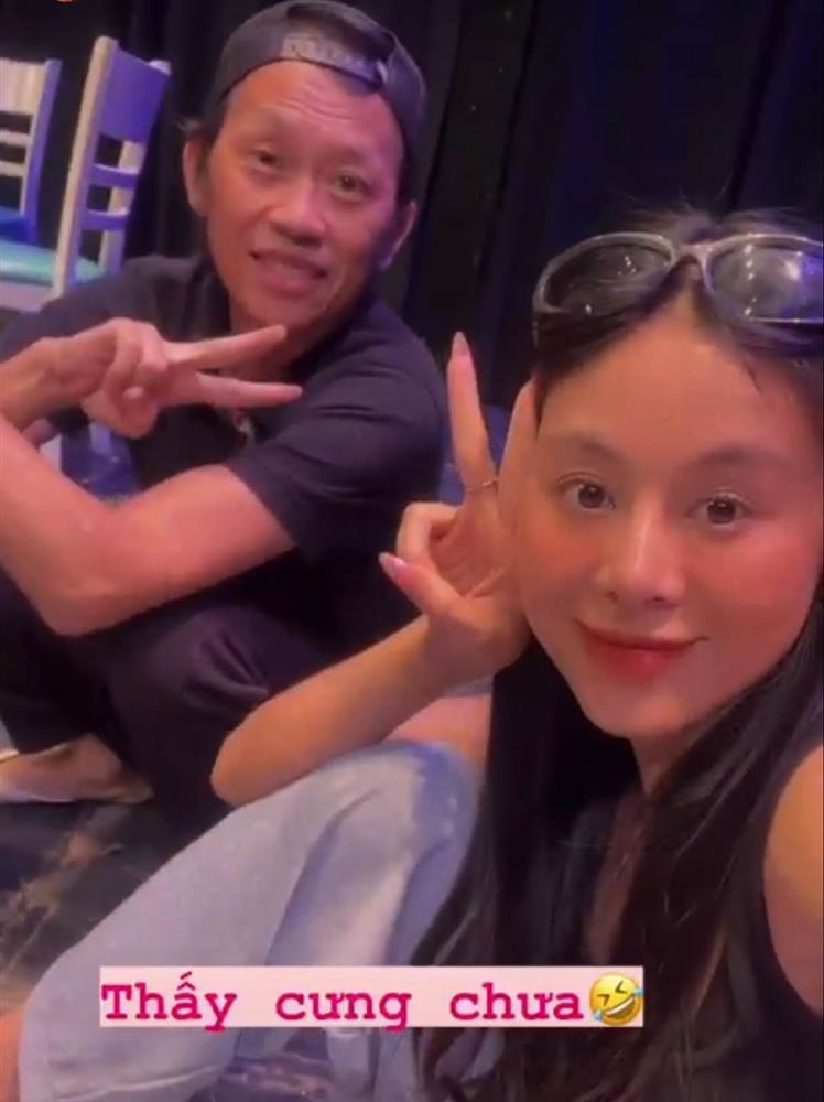 Hoài Linh tất bật cuối năm, diện mạo hiện ra sao?-3