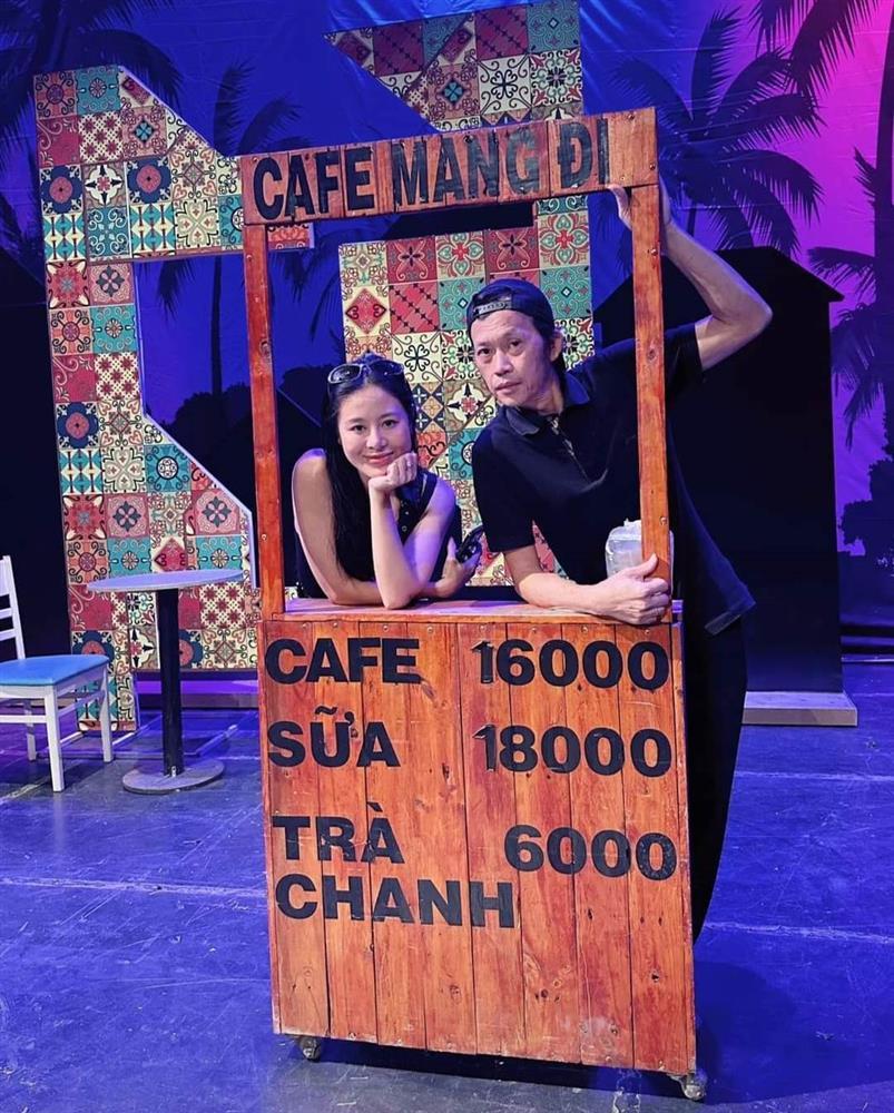 Hoài Linh tất bật cuối năm, diện mạo hiện ra sao?-1