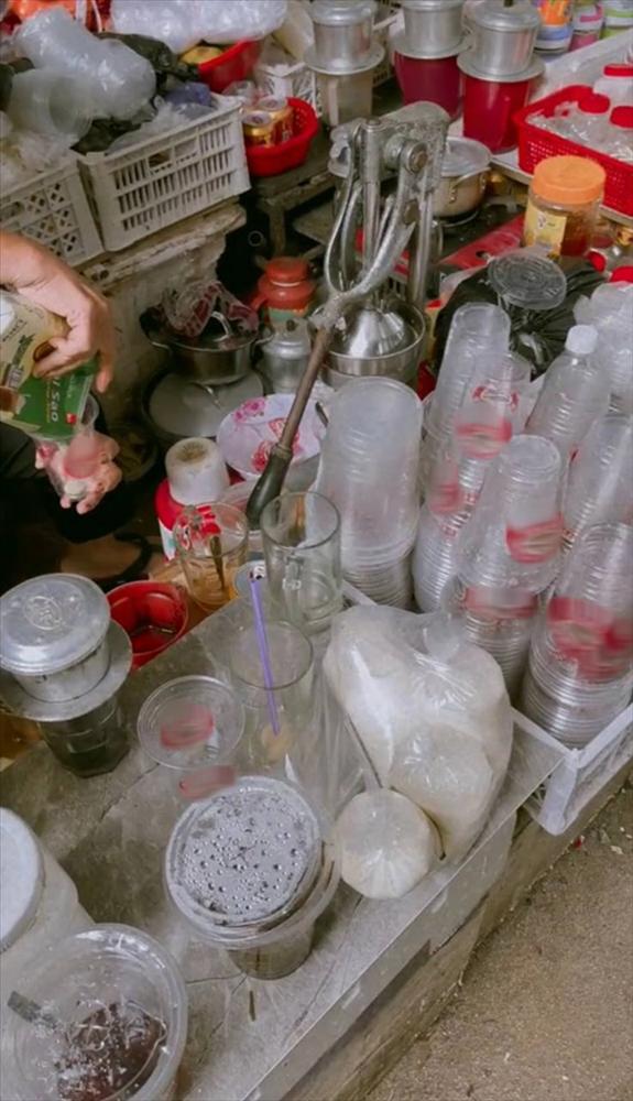 Hàng cà phê vỉa hè bị nghi dùng lại cốc 1 lần của thương hiệu nổi tiếng-1