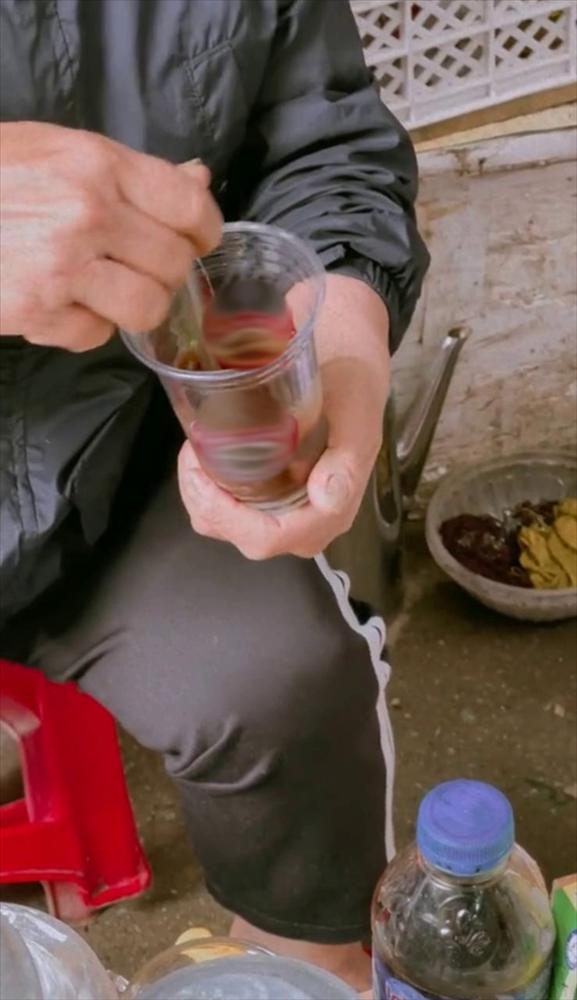 Hàng cà phê vỉa hè bị nghi dùng lại cốc 1 lần của thương hiệu nổi tiếng-2