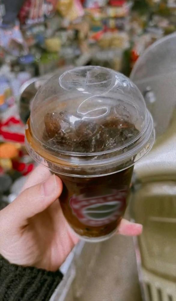 Hàng cà phê vỉa hè bị nghi dùng lại cốc 1 lần của thương hiệu nổi tiếng-3