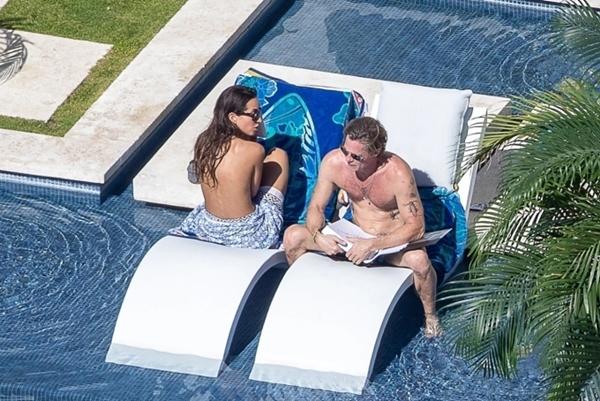 Bạn gái thả ngực trần bên bể bơi với Brad Pitt-1