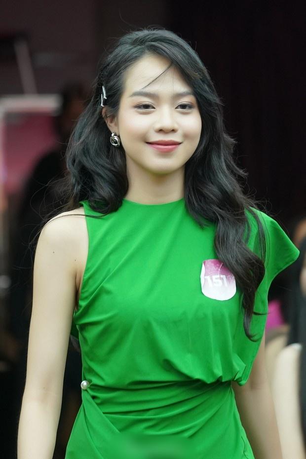 Tân Hoa hậu Việt Nam Thanh Thủy mặt sần sùi mụn sau đăng quang-1