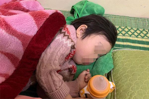 Nghẹt thở giải cứu bé gái 3 tuổi rơi xuống ống cống ở Bắc Giang-2