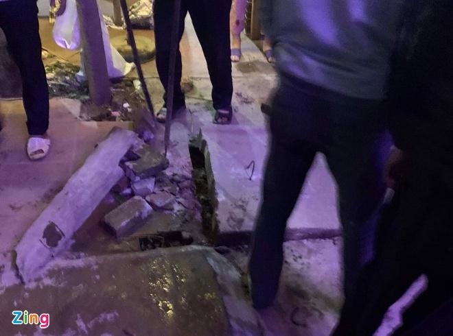 Nghẹt thở giải cứu bé gái 3 tuổi rơi xuống ống cống ở Bắc Giang-3