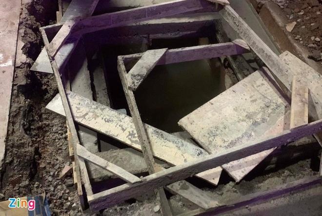 Nghẹt thở giải cứu bé gái 3 tuổi rơi xuống ống cống ở Bắc Giang-1