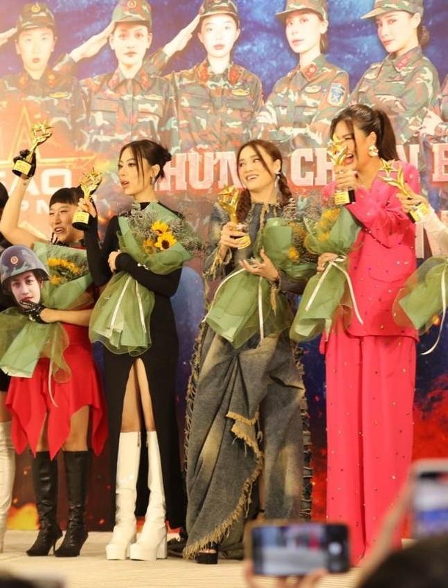 Nhã Phương gây tranh cãi vì mặc váy như đắp mền đi sự kiện-2