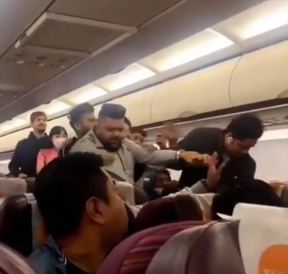 Một hành khách bị tát tới tấp vì ngả lưng ghế khi máy bay cất cánh-1