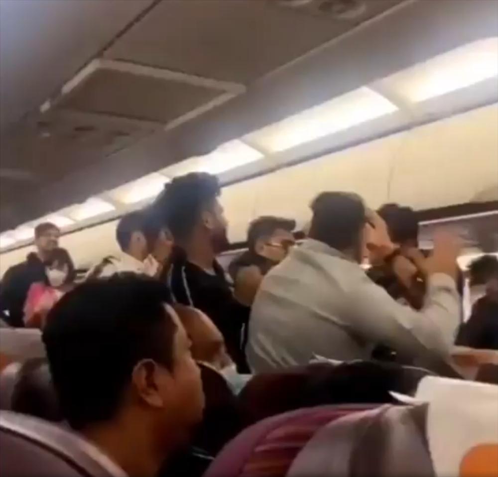 Một hành khách bị tát tới tấp vì ngả lưng ghế khi máy bay cất cánh-2