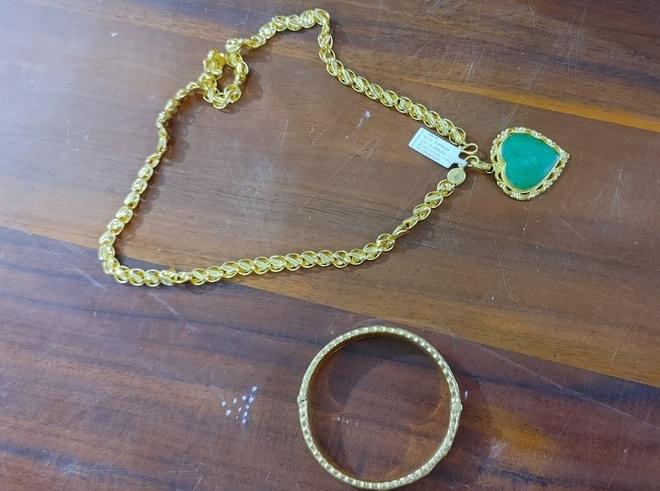 Cặp vợ chồng cướp tiệm vàng ra vườn xoài trốn thì bị bắt-2