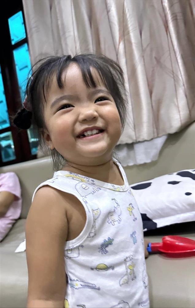Ngỡ ngàng ngoại hình con gái sinh non nặng 1,9kg của Mạc Văn Khoa-1