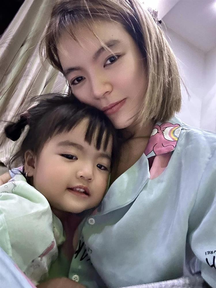 Ngỡ ngàng ngoại hình con gái sinh non nặng 1,9kg của Mạc Văn Khoa-2