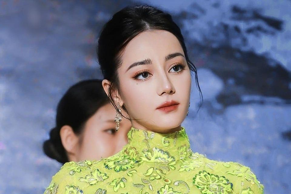 Động thái của Địch Lệ Nhiệt Ba sau loạt tin đồn tình ái-1